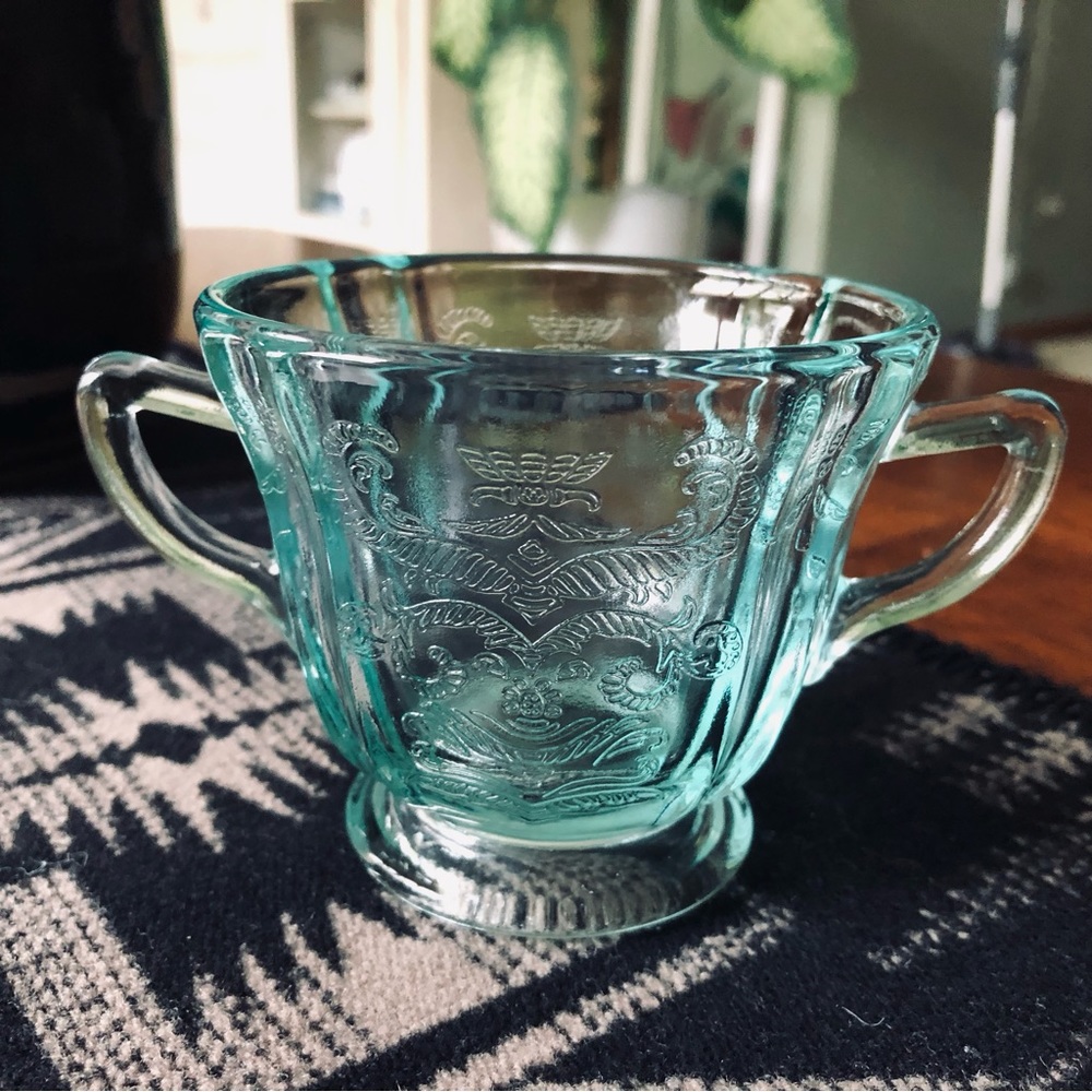 Vintage Indiana glass sugar bowl with handles